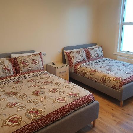 London Luxury Spacious 2 Bedroom Apartment 4 Mins From Ilford Stn. Free Parking エクステリア 写真