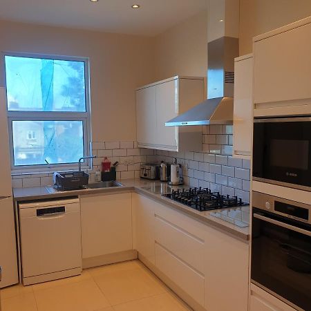 London Luxury Spacious 2 Bedroom Apartment 4 Mins From Ilford Stn. Free Parking エクステリア 写真