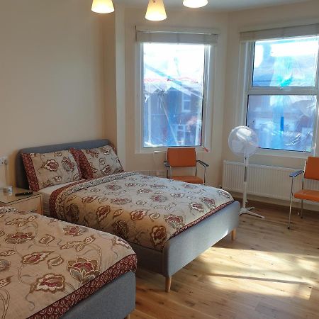 London Luxury Spacious 2 Bedroom Apartment 4 Mins From Ilford Stn. Free Parking エクステリア 写真