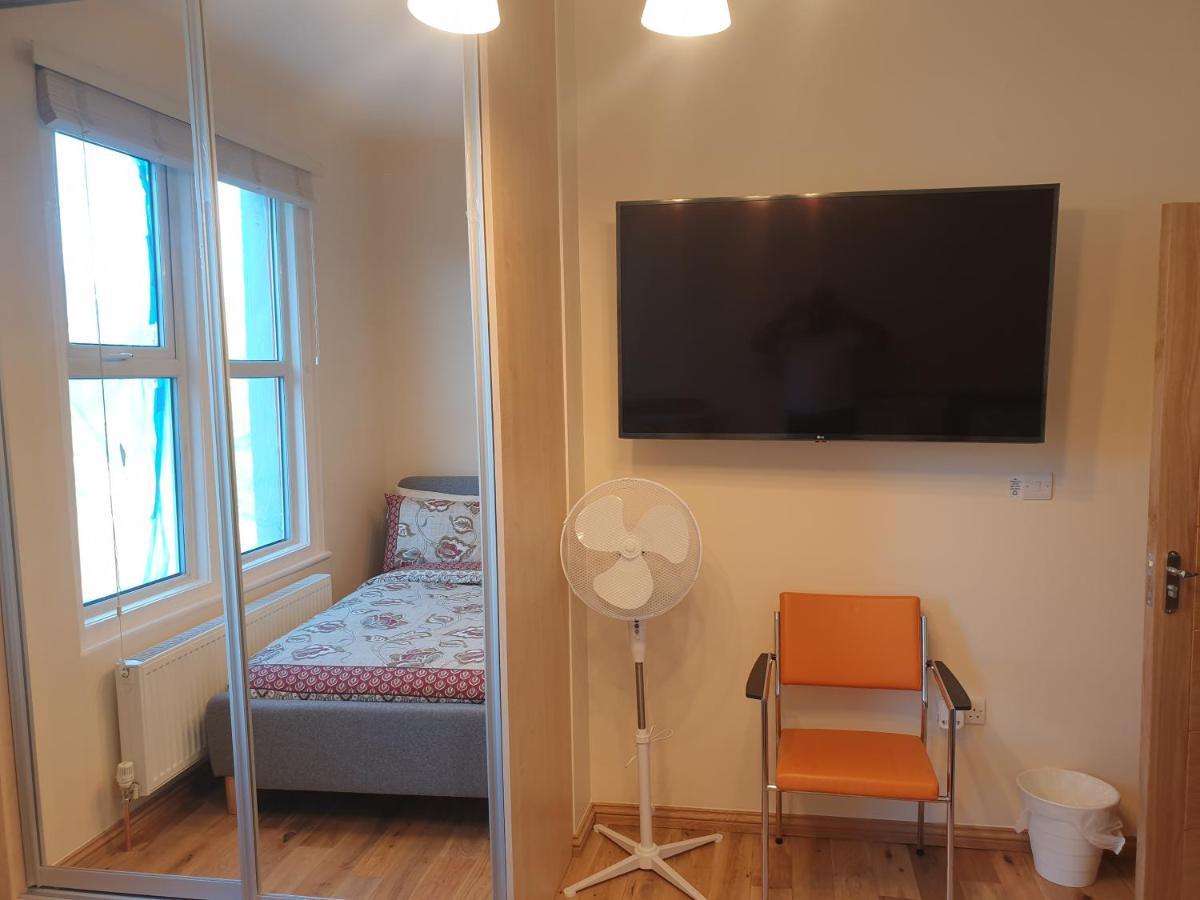 London Luxury Spacious 2 Bedroom Apartment 4 Mins From Ilford Stn. Free Parking エクステリア 写真