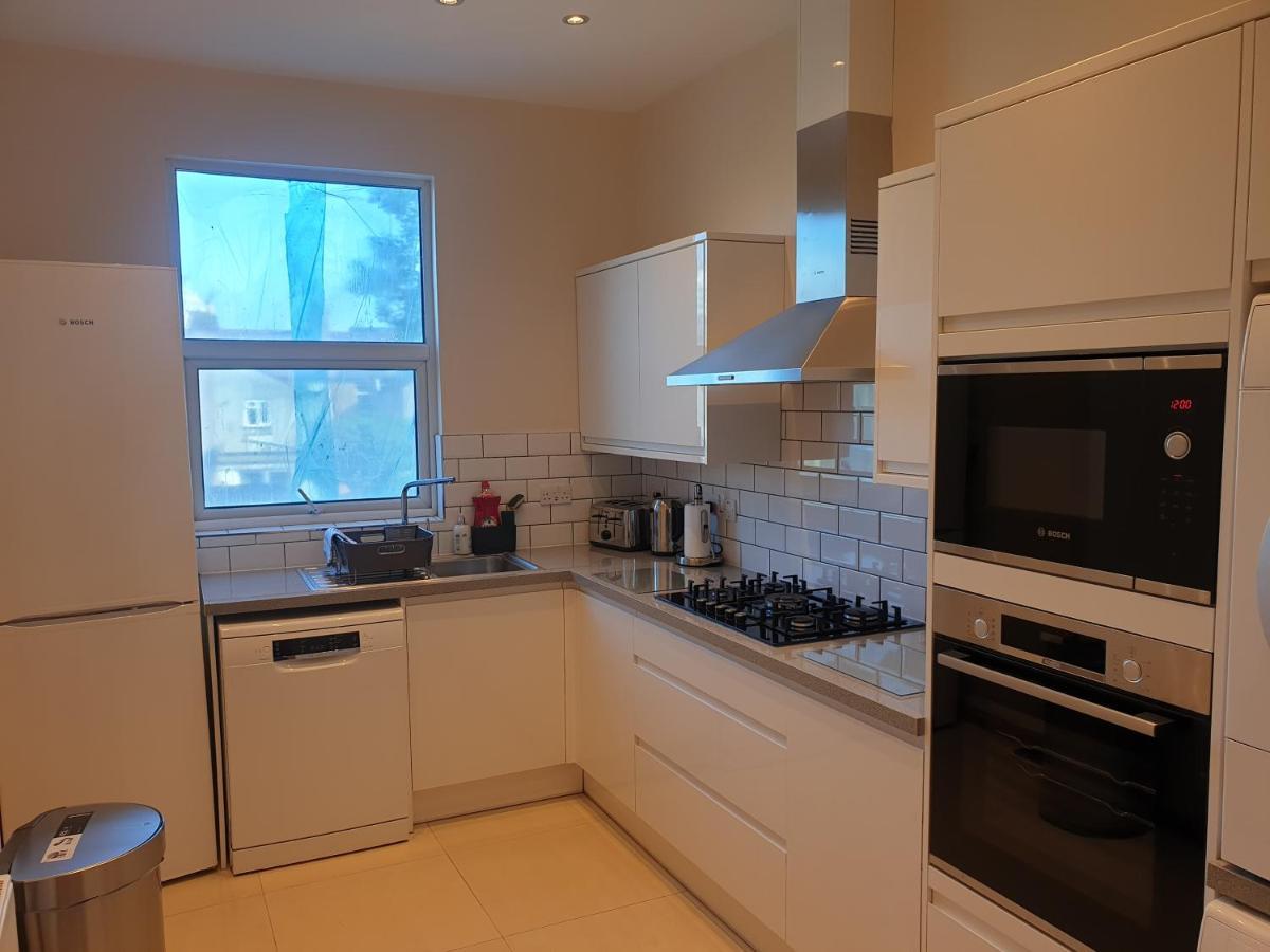 London Luxury Spacious 2 Bedroom Apartment 4 Mins From Ilford Stn. Free Parking エクステリア 写真