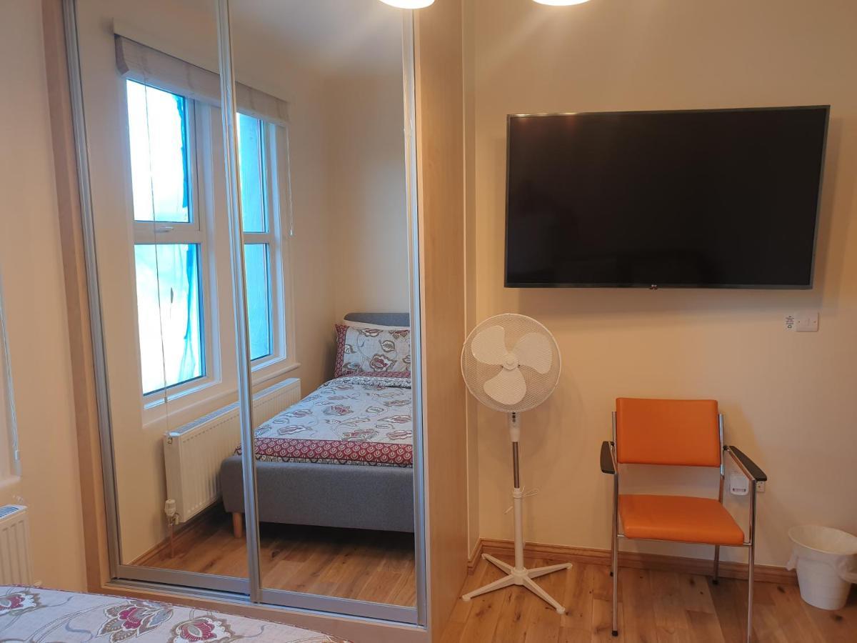 London Luxury Spacious 2 Bedroom Apartment 4 Mins From Ilford Stn. Free Parking エクステリア 写真