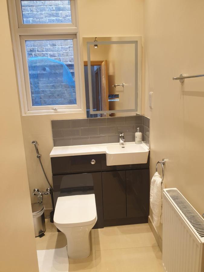 London Luxury Spacious 2 Bedroom Apartment 4 Mins From Ilford Stn. Free Parking エクステリア 写真
