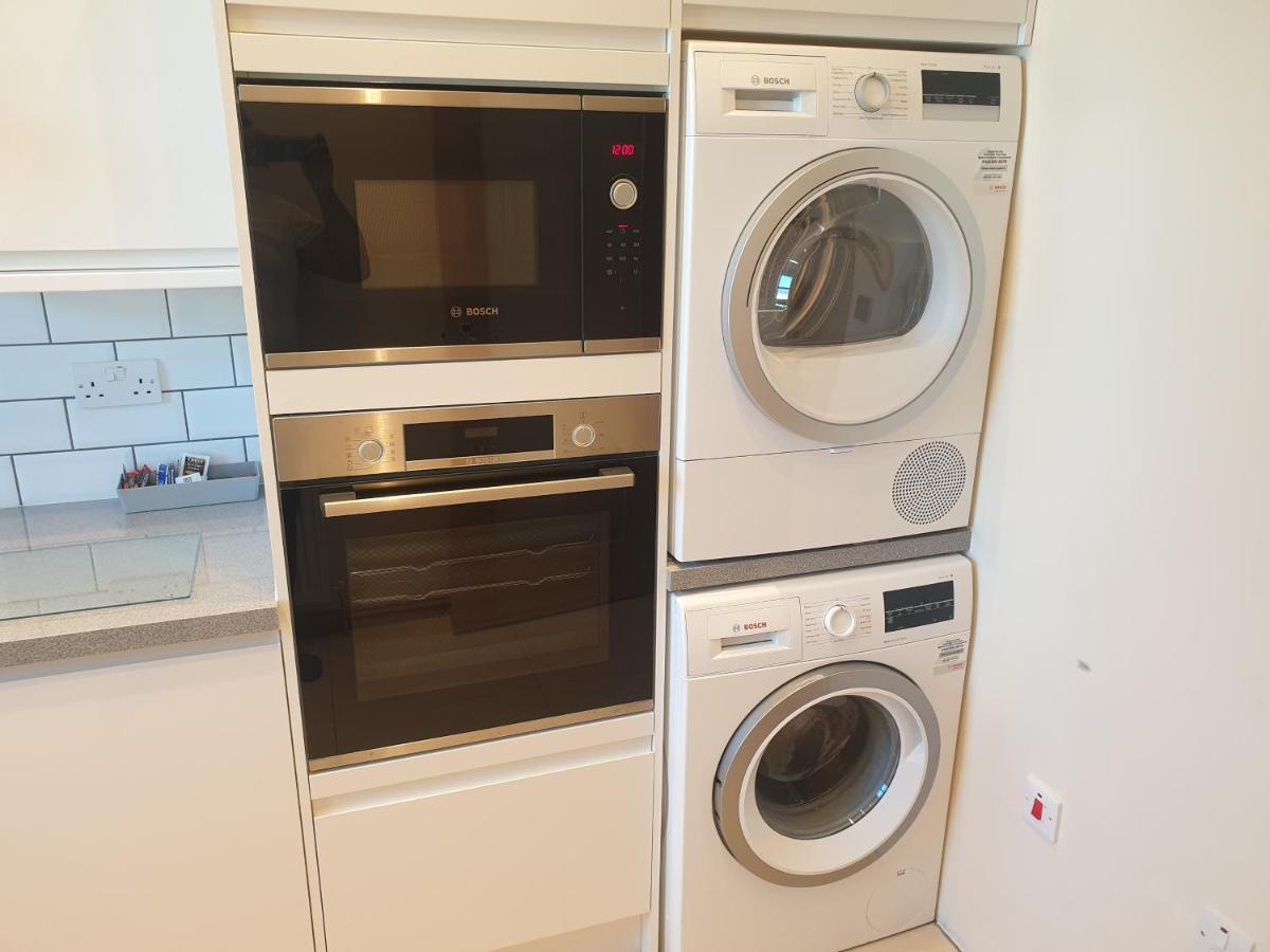London Luxury Spacious 2 Bedroom Apartment 4 Mins From Ilford Stn. Free Parking エクステリア 写真