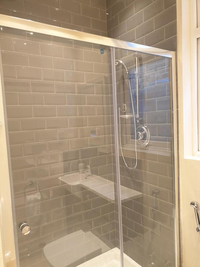 London Luxury Spacious 2 Bedroom Apartment 4 Mins From Ilford Stn. Free Parking エクステリア 写真