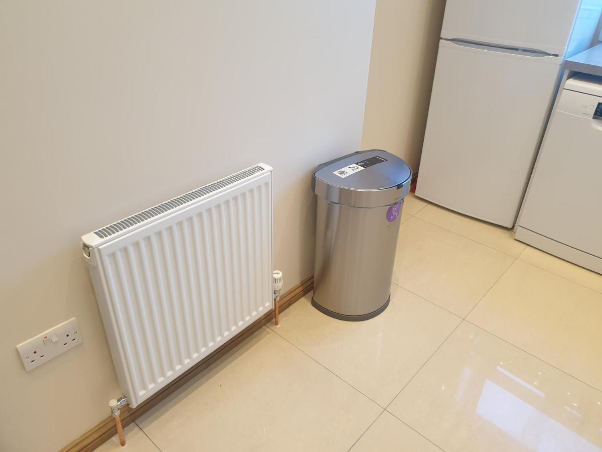 London Luxury Spacious 2 Bedroom Apartment 4 Mins From Ilford Stn. Free Parking エクステリア 写真