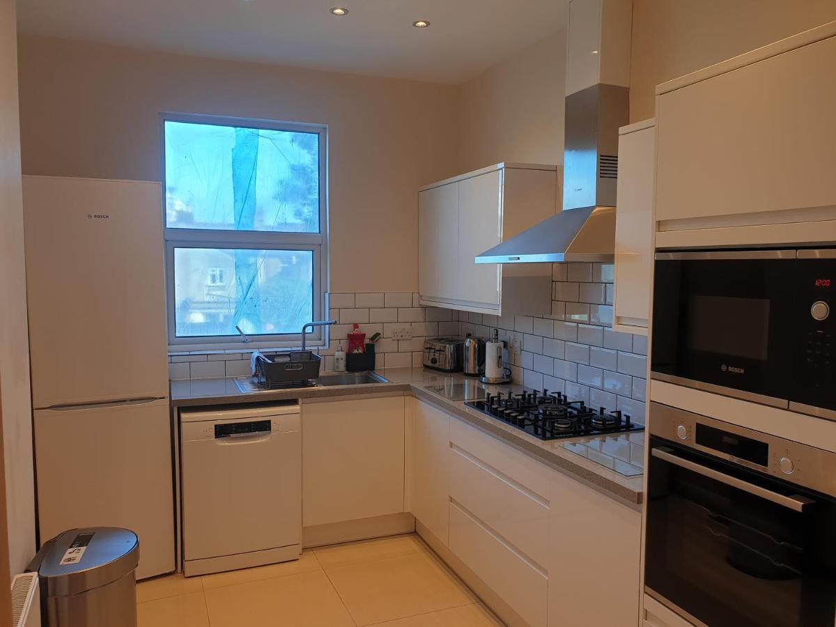 London Luxury Spacious 2 Bedroom Apartment 4 Mins From Ilford Stn. Free Parking エクステリア 写真