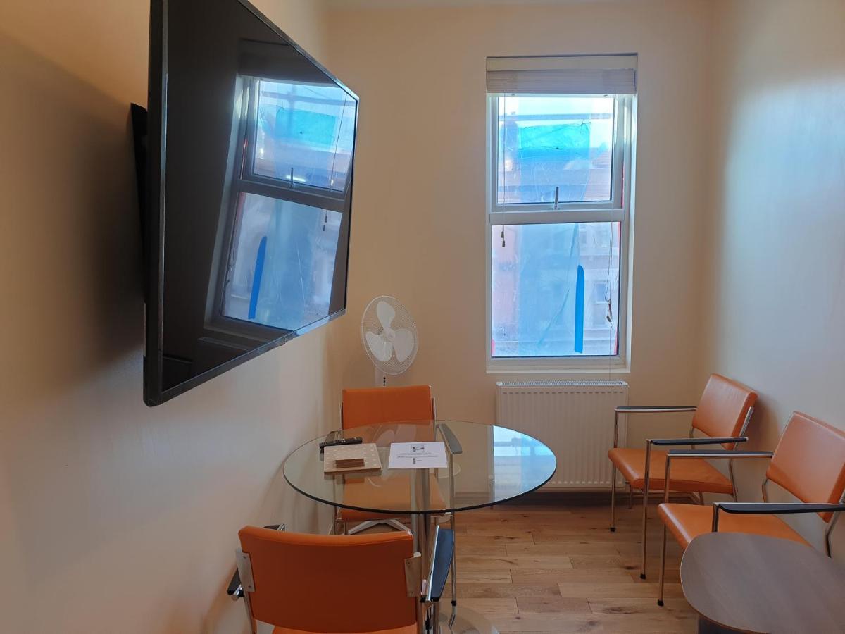 London Luxury Spacious 2 Bedroom Apartment 4 Mins From Ilford Stn. Free Parking エクステリア 写真